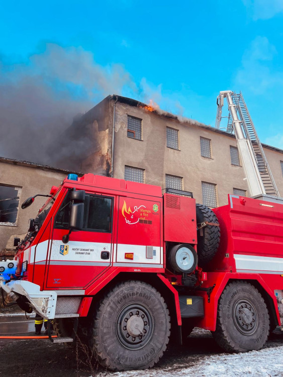 FOTOGALERIE: Hasiči mají na Štědrý den práci. Rozsáhlý požár v Bruntále