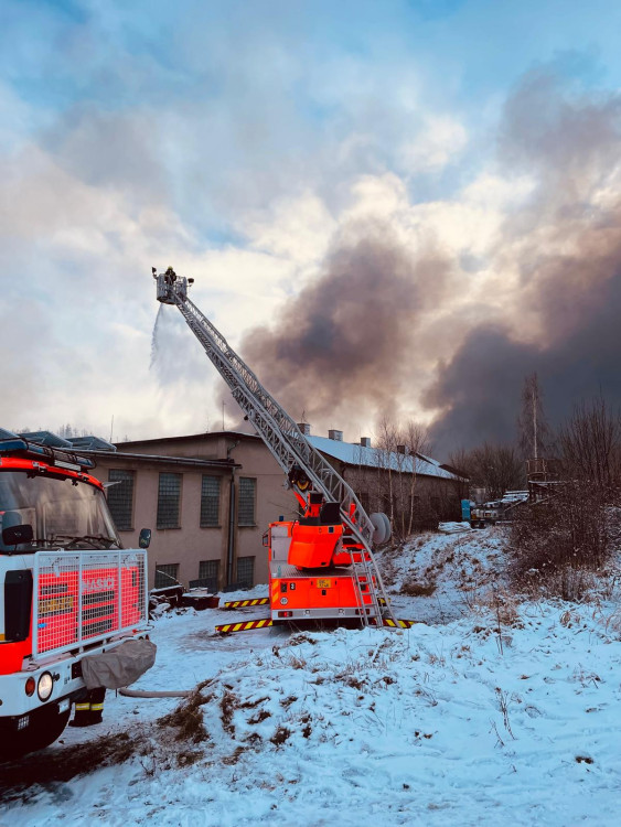 FOTOGALERIE: Hasiči mají na Štědrý den práci. Rozsáhlý požár v Bruntále