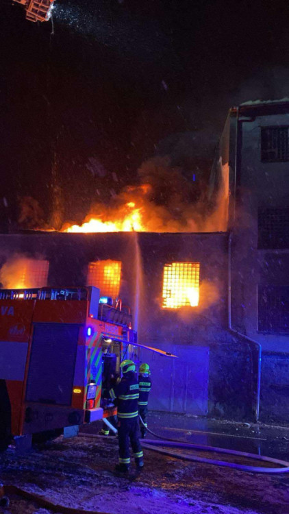 FOTOGALERIE: Hasiči mají na Štědrý den práci. Rozsáhlý požár v Bruntále