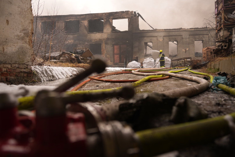 FOTOGALERIE: Hasiči mají na Štědrý den práci. Rozsáhlý požár v Bruntále