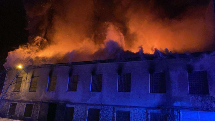 FOTOGALERIE: Hasiči mají na Štědrý den práci. Rozsáhlý požár v Bruntále