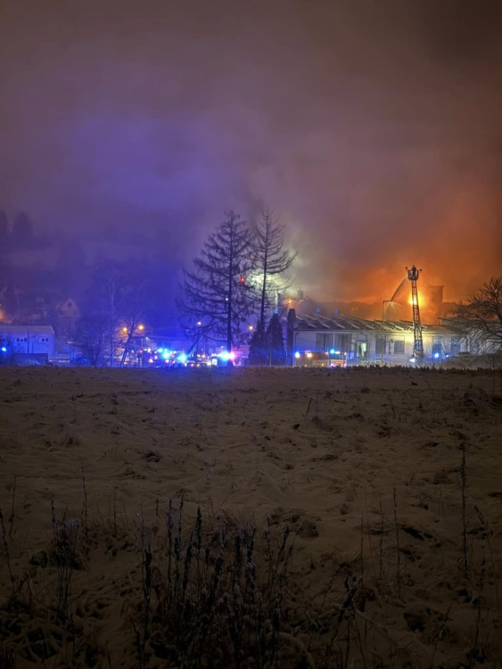 FOTOGALERIE: Hasiči mají na Štědrý den práci. Rozsáhlý požár v Bruntále