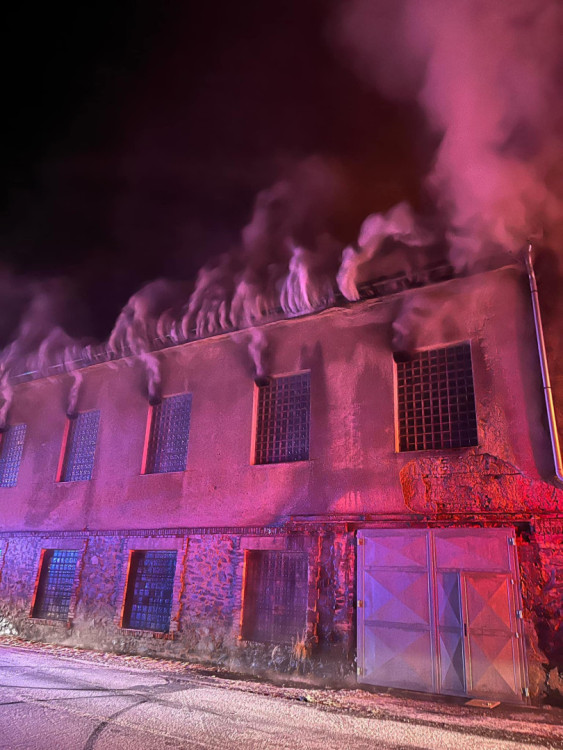 FOTOGALERIE: Hasiči mají na Štědrý den práci. Rozsáhlý požár v Bruntále