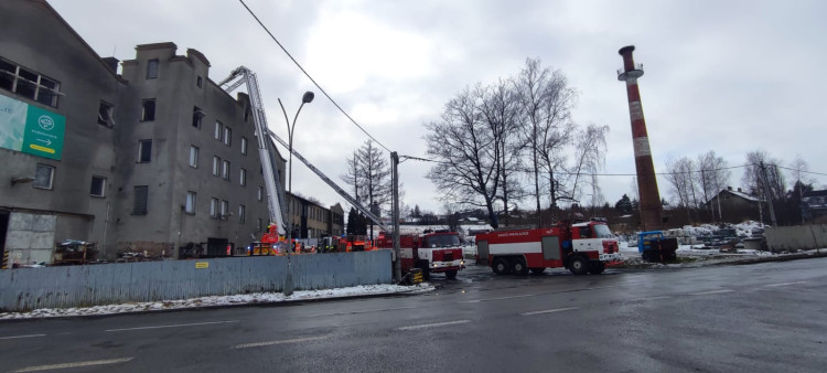 FOTOGALERIE: Hasiči mají na Štědrý den práci. Rozsáhlý požár v Bruntále