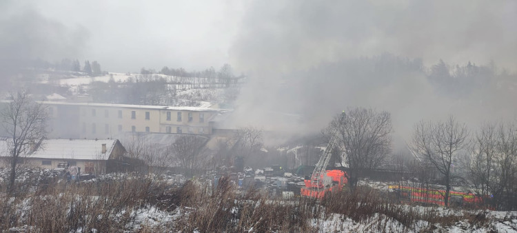 FOTOGALERIE: Hasiči mají na Štědrý den práci. Rozsáhlý požár v Bruntále