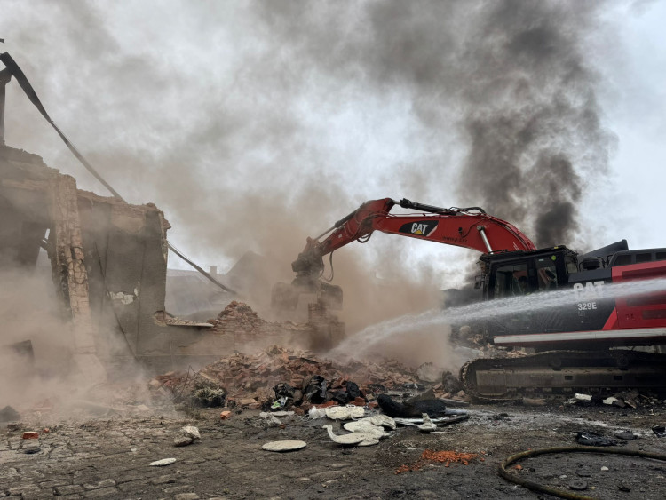 FOTOGALERIE: Hasiči mají na Štědrý den práci. Rozsáhlý požár v Bruntále