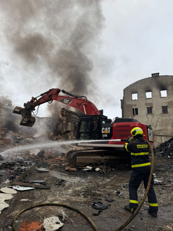 FOTOGALERIE: Hasiči mají na Štědrý den práci. Rozsáhlý požár v Bruntále