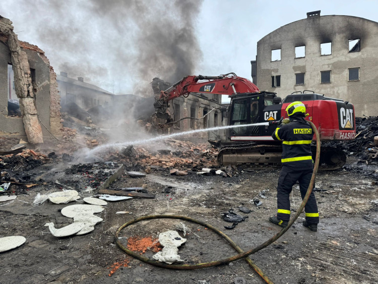 FOTOGALERIE: Hasiči mají na Štědrý den práci. Rozsáhlý požár v Bruntále