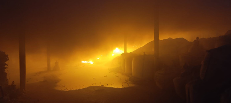 FOTOGALERIE: Desítky hasičů bojují se dvěma požáry