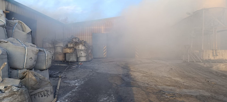 FOTOGALERIE: Desítky hasičů bojují se dvěma požáry