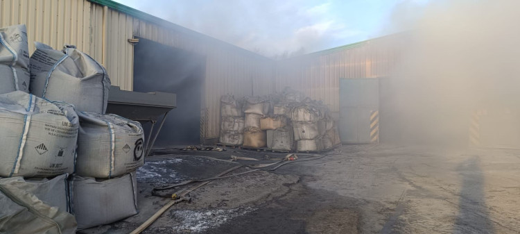 FOTOGALERIE: Desítky hasičů bojují se dvěma požáry