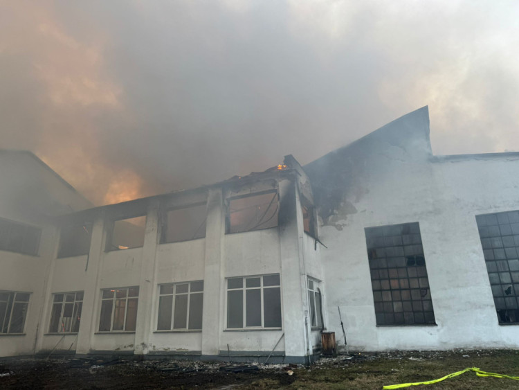 FOTOGALERIE: Desítky hasičů bojují se dvěma požáry