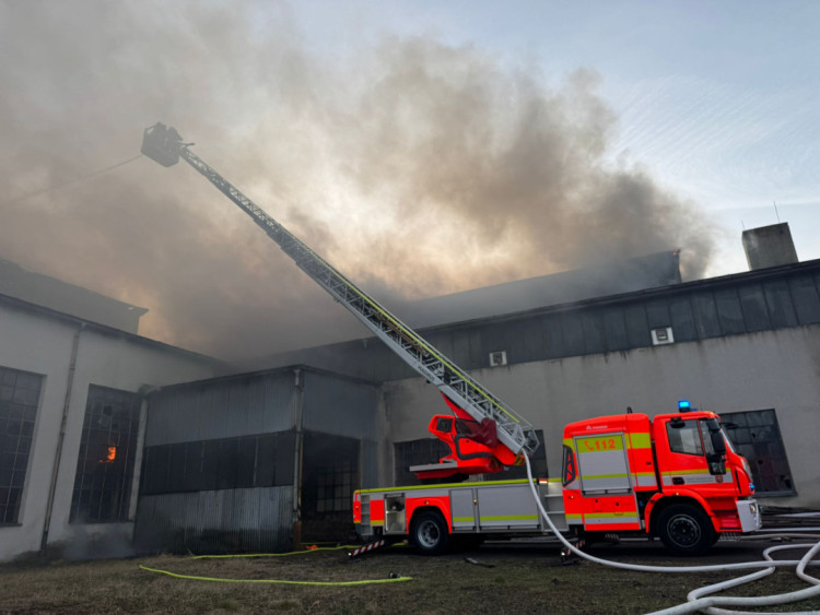 FOTOGALERIE: Desítky hasičů bojují se dvěma požáry
