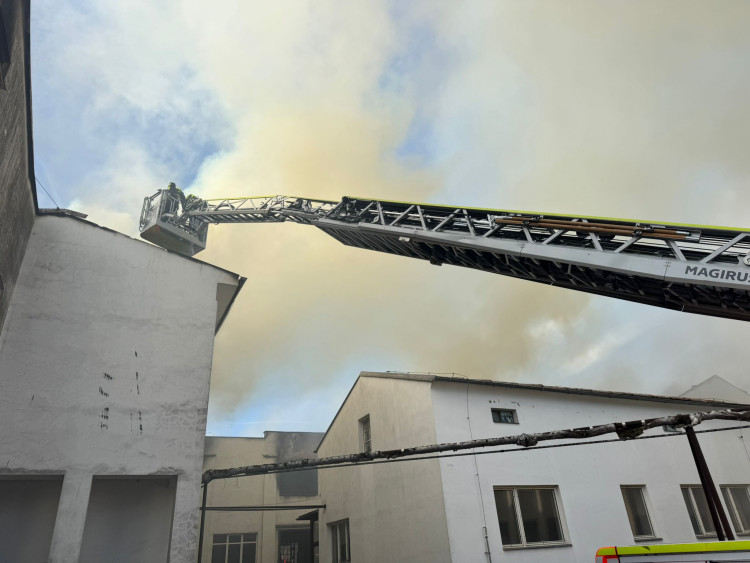 FOTOGALERIE: Desítky hasičů bojují se dvěma požáry