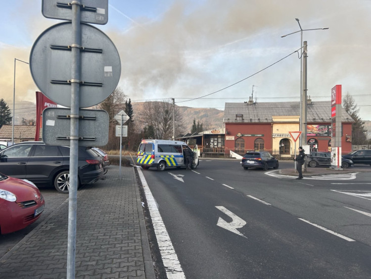 FOTOGALERIE: Desítky hasičů bojují se dvěma požáry