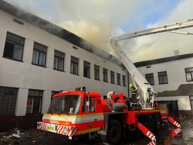 FOTOGALERIE: Desítky hasičů bojují se dvěma požáry
