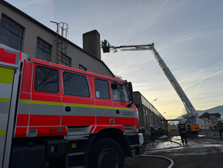 FOTOGALERIE: Desítky hasičů bojují se dvěma požáry