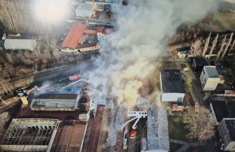 FOTOGALERIE: Desítky hasičů bojují se dvěma požáry