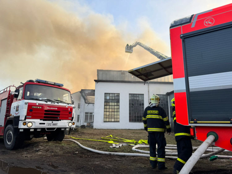 FOTOGALERIE: Desítky hasičů bojují se dvěma požáry