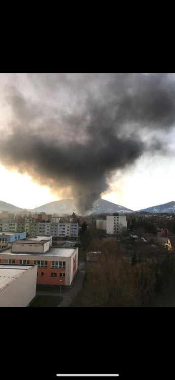 FOTOGALERIE: Desítky hasičů bojují se dvěma požáry