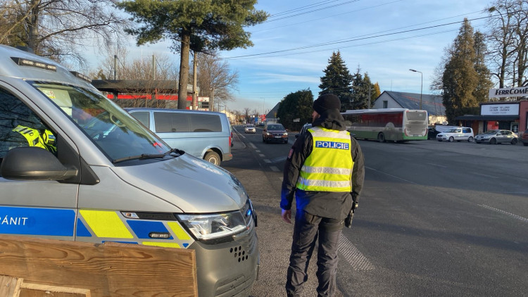 FOTOGALERIE: Desítky hasičů bojují se dvěma požáry