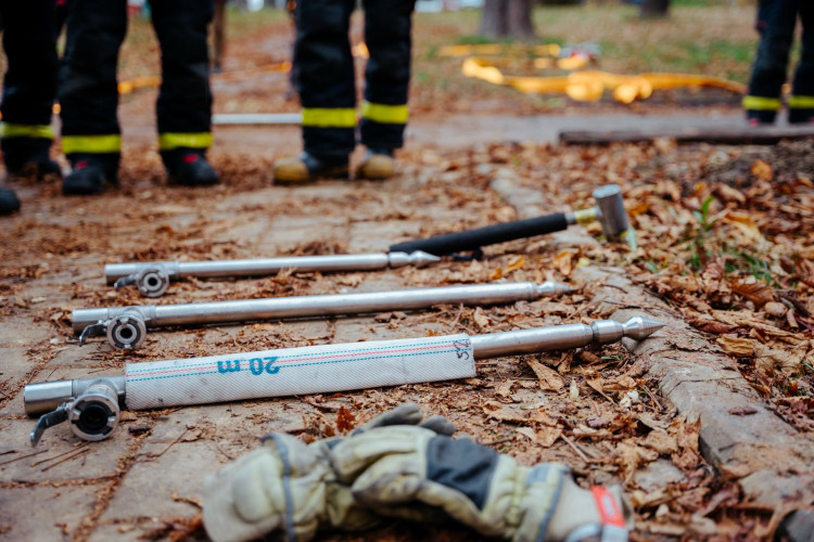FOTOGALERIE: Desítky hasičů bojují se dvěma požáry