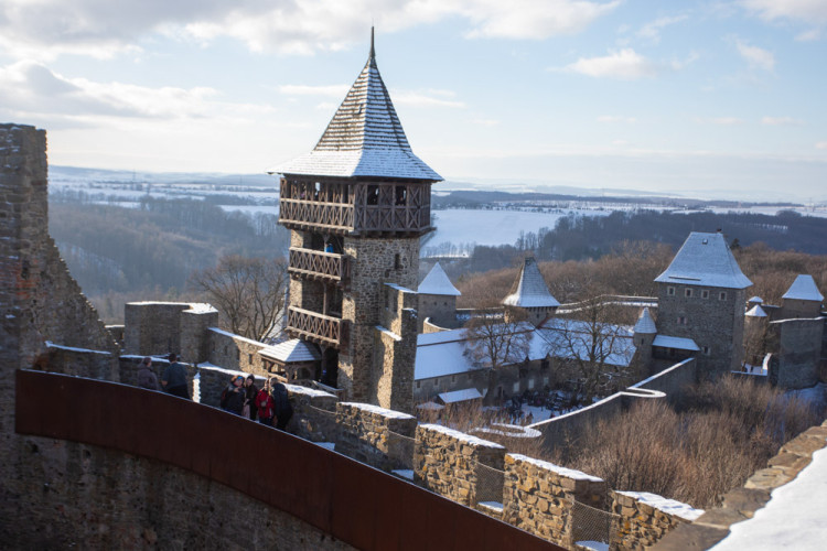 FOTOGALERIE: Hrad Helfštýn otevřel brány pro oblíbený novoroční výstup, dorazily čtyři tisíce lidí