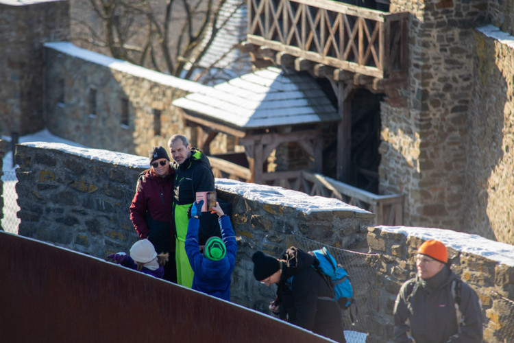 FOTOGALERIE: Hrad Helfštýn otevřel brány pro oblíbený novoroční výstup, dorazily čtyři tisíce lidí