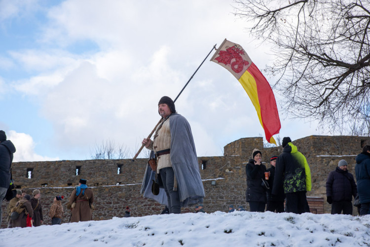 FOTOGALERIE: Hrad Helfštýn otevřel brány pro oblíbený novoroční výstup, dorazily čtyři tisíce lidí