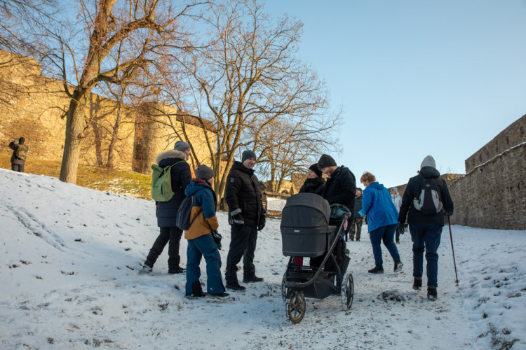 FOTOGALERIE: Hrad Helfštýn otevřel brány pro oblíbený novoroční výstup, dorazily čtyři tisíce lidí