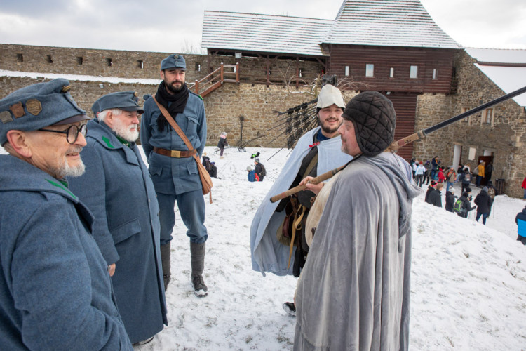 FOTOGALERIE: Hrad Helfštýn otevřel brány pro oblíbený novoroční výstup, dorazily čtyři tisíce lidí