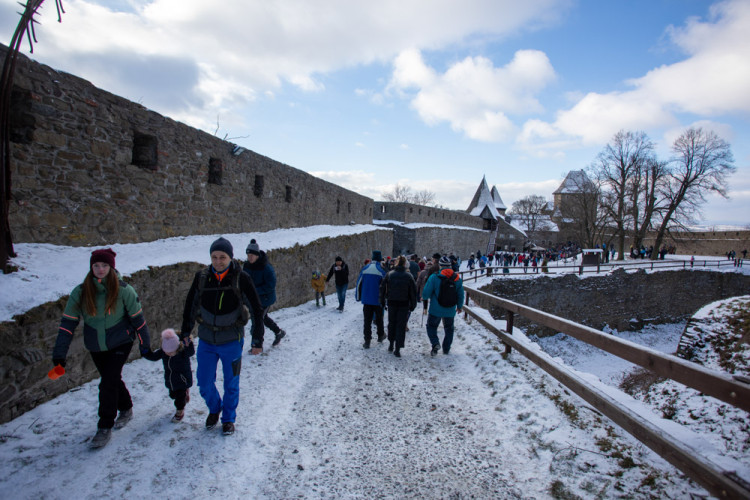 FOTOGALERIE: Hrad Helfštýn otevřel brány pro oblíbený novoroční výstup, dorazily čtyři tisíce lidí