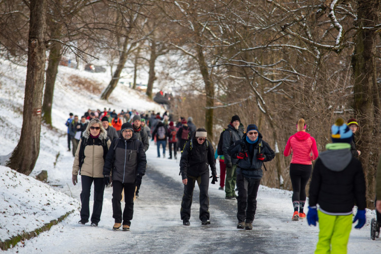 FOTOGALERIE: Hrad Helfštýn otevřel brány pro oblíbený novoroční výstup, dorazily čtyři tisíce lidí