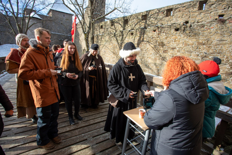 FOTOGALERIE: Hrad Helfštýn otevřel brány pro oblíbený novoroční výstup, dorazily čtyři tisíce lidí