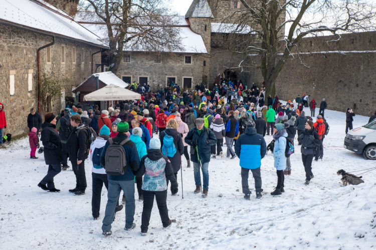 FOTOGALERIE: Hrad Helfštýn otevřel brány pro oblíbený novoroční výstup, dorazily čtyři tisíce lidí