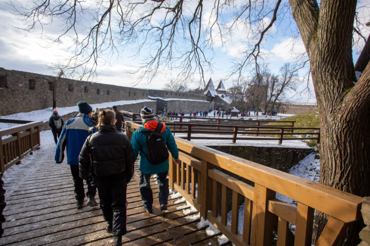 FOTOGALERIE: Hrad Helfštýn otevřel brány pro oblíbený novoroční výstup, dorazily čtyři tisíce lidí