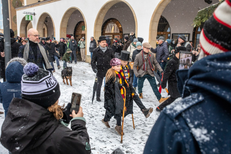 FOTOGALERIE: Zasněženým centrem Olomouce prošel pochod Švihlé chůze