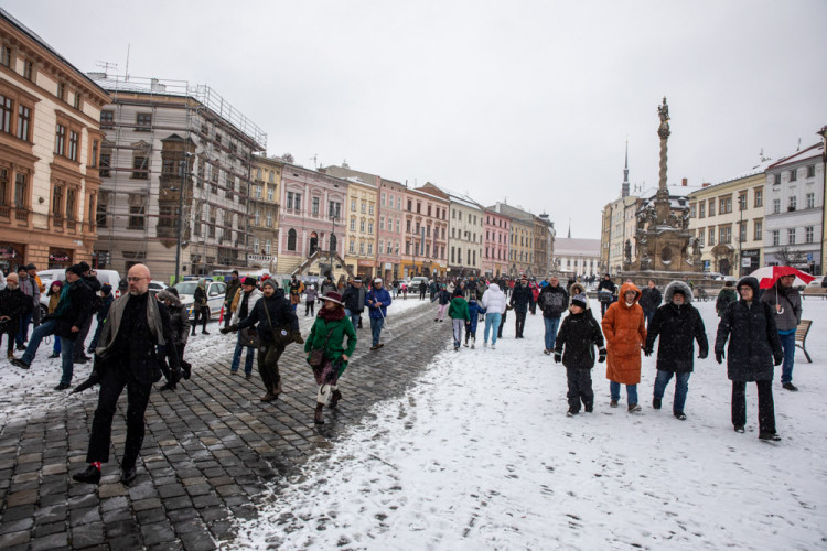 FOTOGALERIE: Zasněženým centrem Olomouce prošel pochod Švihlé chůze