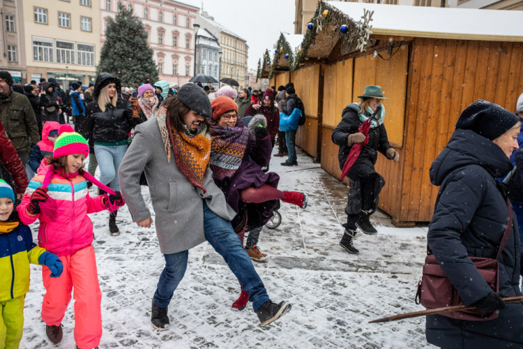 FOTOGALERIE: Zasněženým centrem Olomouce prošel pochod Švihlé chůze