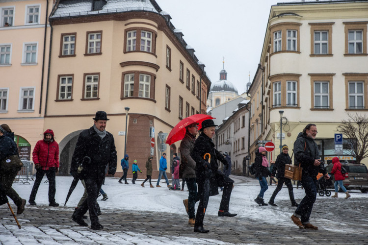 FOTOGALERIE: Zasněženým centrem Olomouce prošel pochod Švihlé chůze