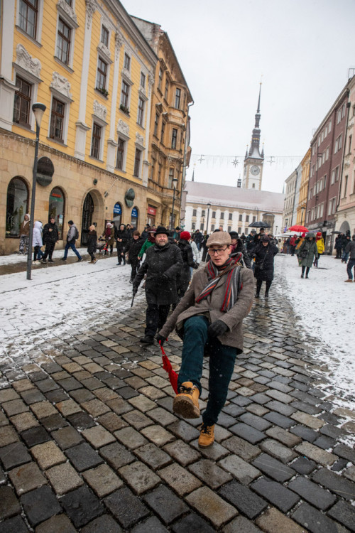 FOTOGALERIE: Zasněženým centrem Olomouce prošel pochod Švihlé chůze