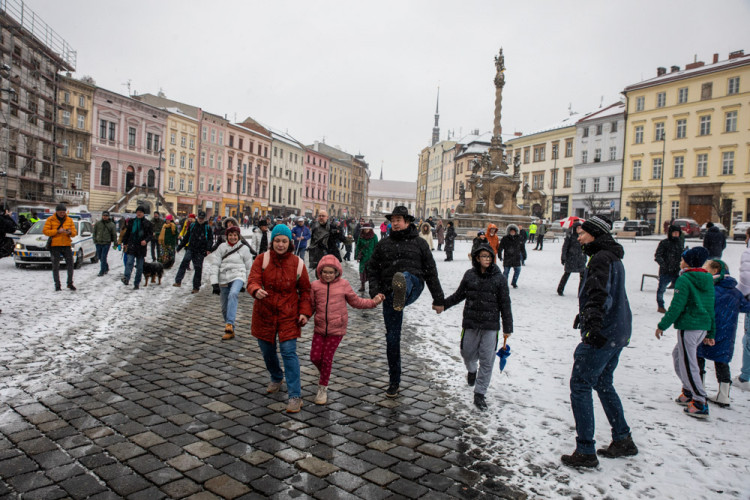 FOTOGALERIE: Zasněženým centrem Olomouce prošel pochod Švihlé chůze