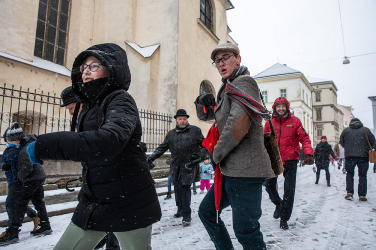 FOTOGALERIE: Zasněženým centrem Olomouce prošel pochod Švihlé chůze