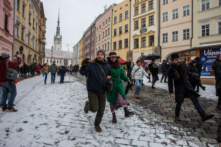 FOTOGALERIE: Zasněženým centrem Olomouce prošel pochod Švihlé chůze