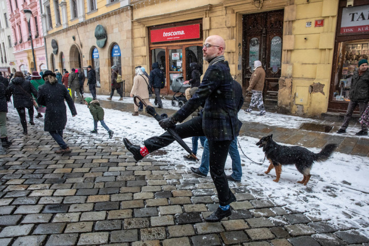 FOTOGALERIE: Zasněženým centrem Olomouce prošel pochod Švihlé chůze