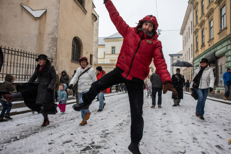 FOTOGALERIE: Zasněženým centrem Olomouce prošel pochod Švihlé chůze