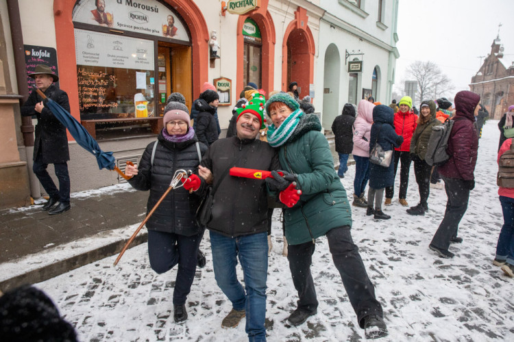FOTOGALERIE: Zasněženým centrem Olomouce prošel pochod Švihlé chůze