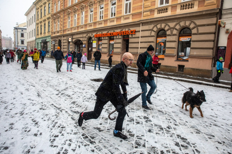 FOTOGALERIE: Zasněženým centrem Olomouce prošel pochod Švihlé chůze