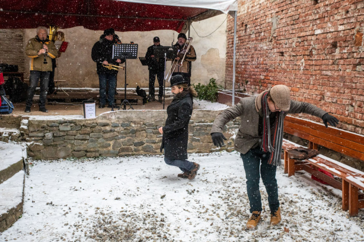 FOTOGALERIE: Zasněženým centrem Olomouce prošel pochod Švihlé chůze