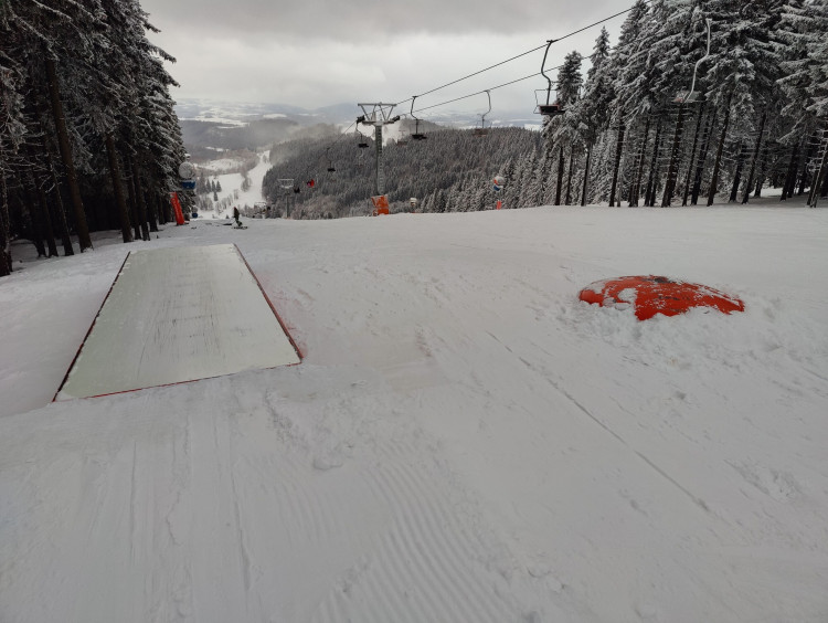 FOTOGALERIE: Snowpark na Paprsku má nové bezpečné překážky
